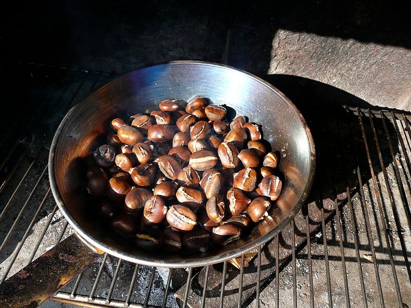 800px-Caldarroste,_geröstete_Kastanien,_roasted_Chestnuts.jpg