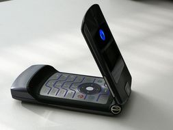 1200px-Motorola_RAZR_V3i_01.jpg