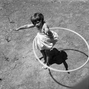 640px-Girl_twirling_Hula_Hoop,_1958.jpg