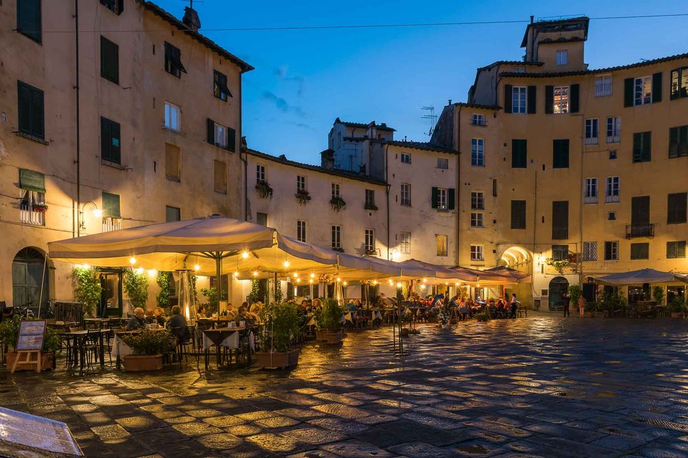 Italy-Lucca-Piazza-dellanfiteatro.jpg