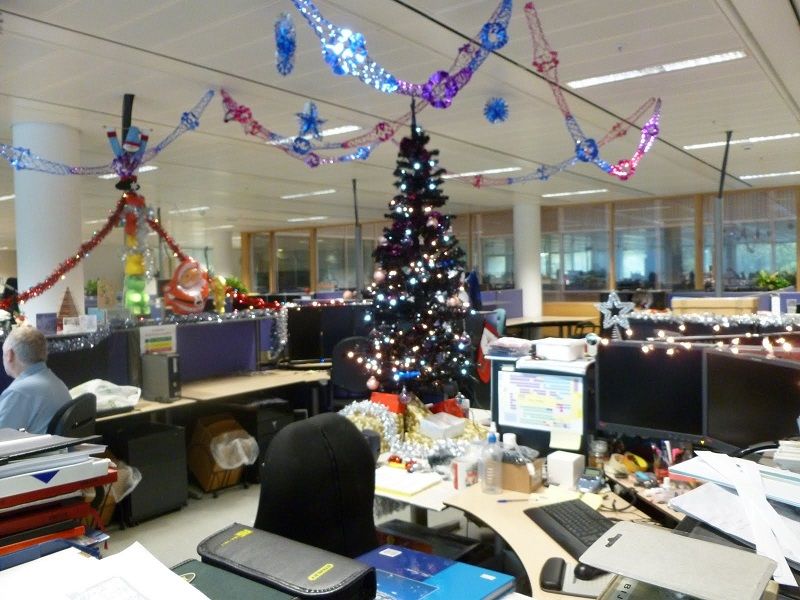christmas-office-decorating-ideas.jpg